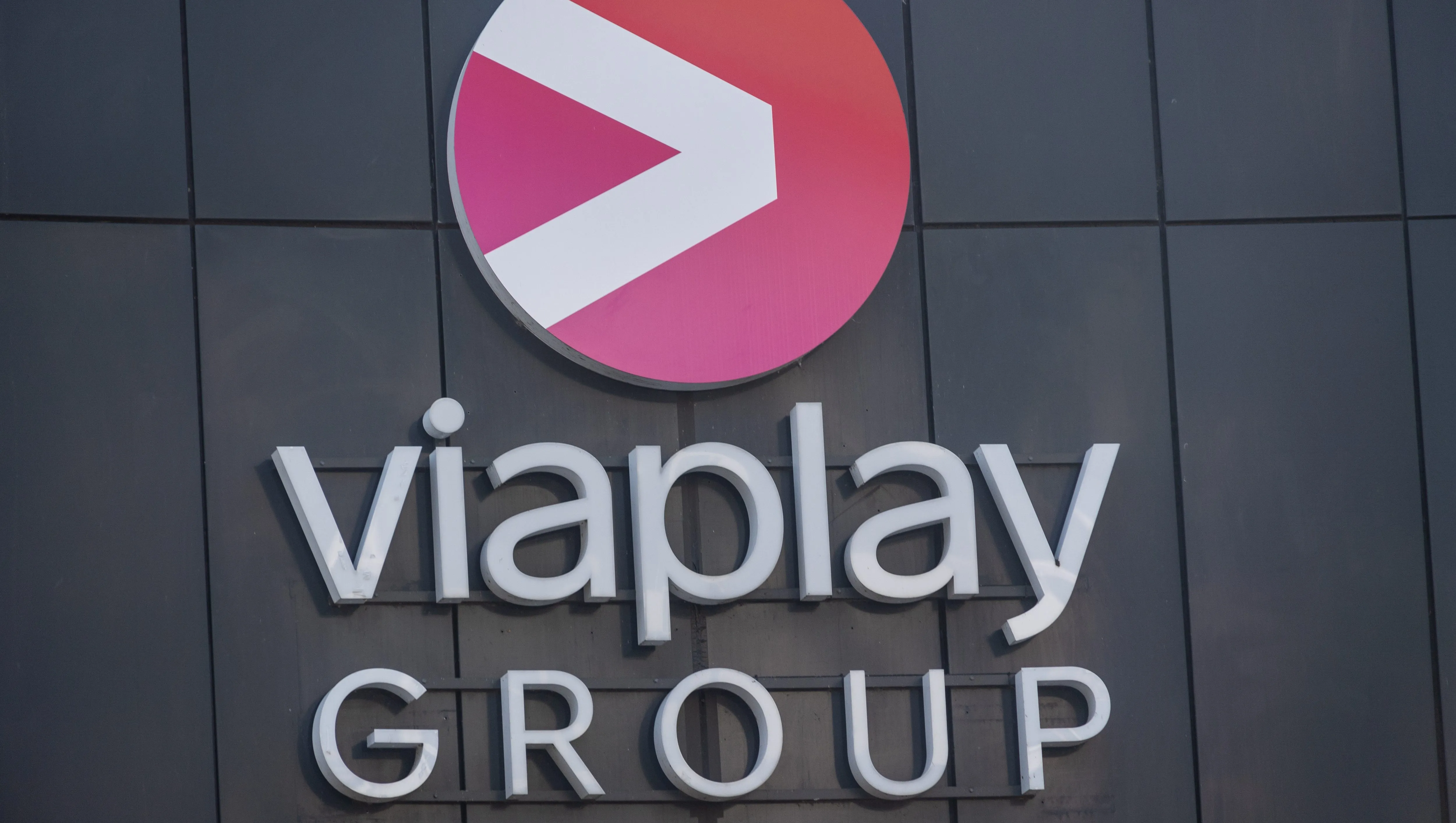 劇的な要約の動きの1年後、ViaplayはQ1の結果を混合して投稿します